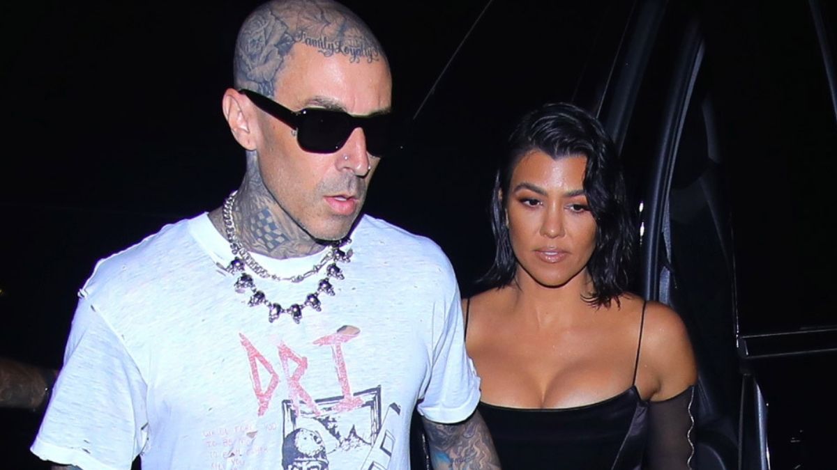 Kourtney Kardashian Lies In Bed With Travis Barker In New pic