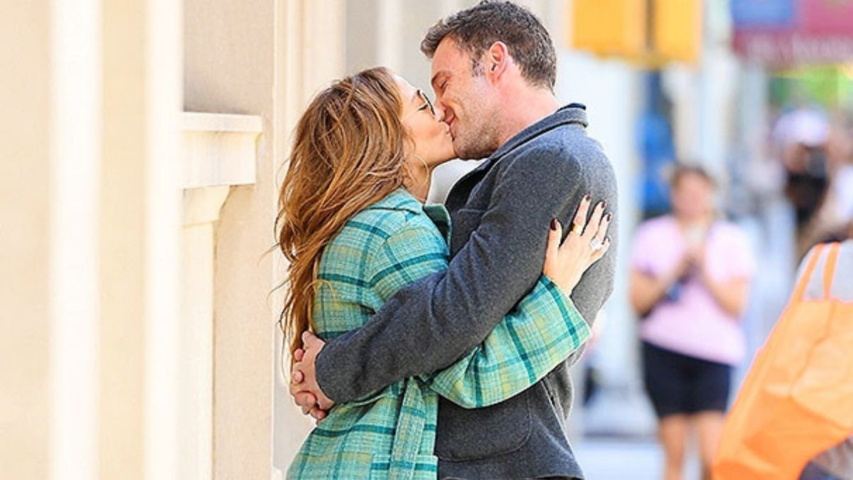 Jennifer Lopez And Ben Affleck Share A Romantic Kiss In Nyc